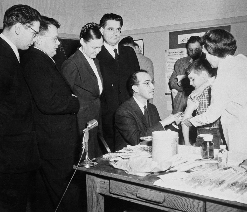 Делегація радянських вчених і доктор Джонас Солк, винахідник вакцини проти поліомієліту, в Піттсбурзі, 30 січня 1956 року. Credit: AP Photo