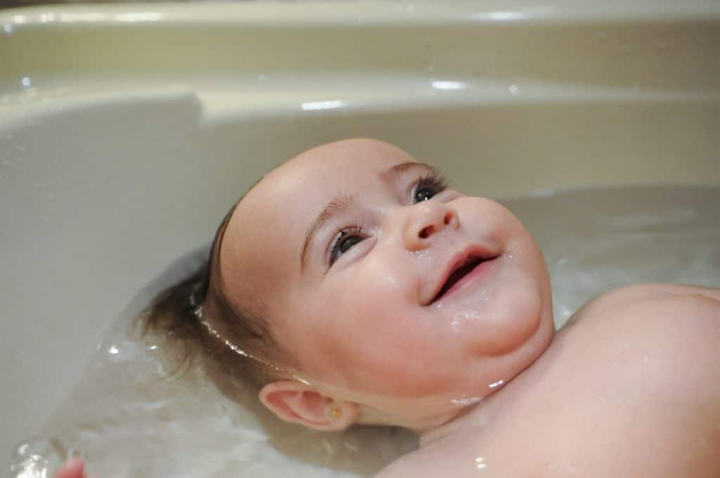 Приймання теплої ванни може допомогти розслабити м’язи живота та усунути певний дискомфорт, що супроводжує закрепи.